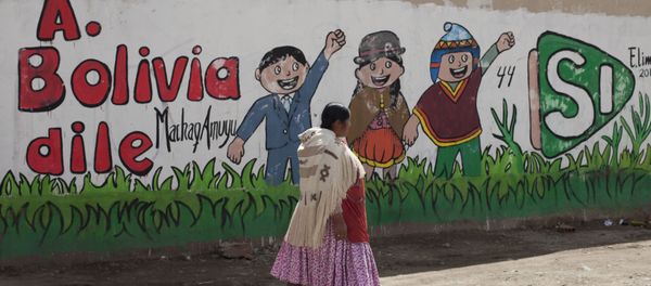 An Aymara woman walks past a mural that reads in Spanish Tell Bolivia Yes, in favor of President Evo Morales, in El Alto, Bolivia, Saturday, Feb. 20, 2016 An Aymara woman walks past a mural that reads in Spanish Tell Bolivia Yes, in favor of President Evo Morales, in El Alto, Bolivia, Saturday, Feb. 20, 2016 - Sputnik International