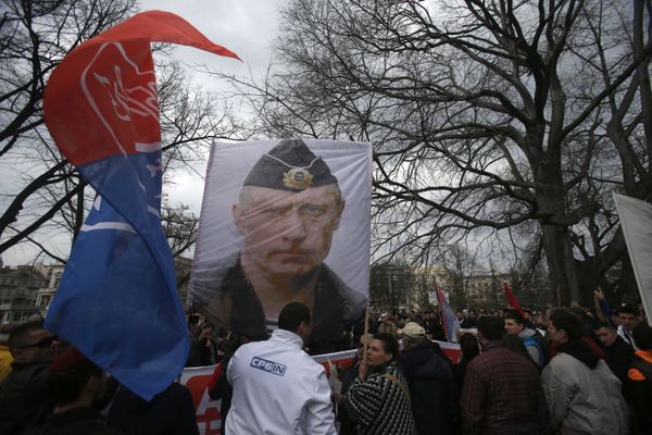 Protesters hold a picture of Russian President Vladimir Putin during a protest against NATO in downtown Belgrade, Serbia, Saturday, Feb. 20, 2016 Protesters hold a picture of Russian President Vladimir Putin during a protest against NATO in downtown Belgrade, Serbia, Saturday, Feb. 20, 2016 - Sputnik International