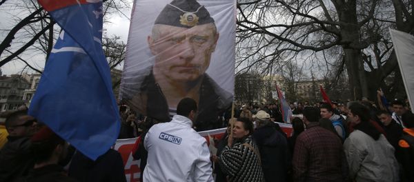 Protesters hold a picture of Russian President Vladimir Putin during a protest against NATO in downtown Belgrade, Serbia, Saturday, Feb. 20, 2016 - Sputnik International