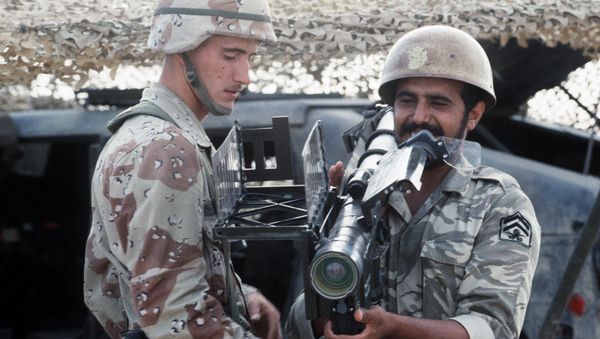 A US Airborne Infantryman stands by as a Saudi Arabian national guardsman sights an FIM-92A Stinger portable anti-aircraft missile launcher. Archive photo. - Sputnik International