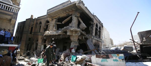 People inspect a house destroyed by Saudi-led airstrikes that killed a TV director, his wife, and three children in Sanaa, Yemen, Wednesday, Feb. 10, 2016 - Sputnik International