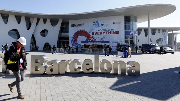 A worker walks past the main entrance of the Mobile World Congress in Barcelona, Spain February 20, 2016 - Sputnik International