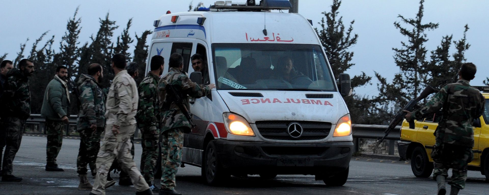 A Syrian red crescent ambulance arrives to evacuate wounded from the area of the Sayyida Zeinab shrine south of Syria's capital Damascus on February 21, 2016, after a series of attacks, targetted the Shiite shrine area A Syrian red crescent ambulance arrives to evacuate wounded from the area of the Sayyida Zeinab shrine south of Syria's capital Damascus on February 21, 2016, after a series of attacks, targetted the Shiite shrine area - Sputnik International, 1920, 20.10.2021