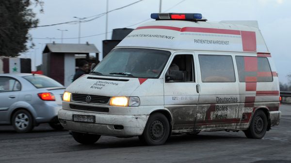 A Syrian red crescent ambulance arrives to evacuate wounded from the area of the Sayyida Zeinab shrine south of Syria's capital Damascus on February 21, 2016, after a series of attacks, targetted the Shiite shrine area - Sputnik International
