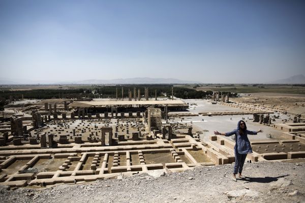 A European woman gestures over the ruins of the ancient Persian city of Persepolis near Shiraz in southern Iran - Sputnik International