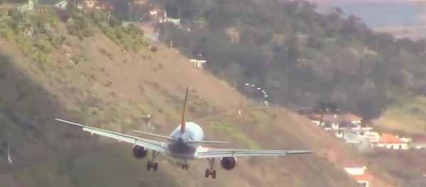 Portugal: Watch pilots land in crazy crosswinds at Europe's ‘scariest’ airport Portugal: Watch pilots land in crazy crosswinds at Europe's ‘scariest’ airport - Sputnik International