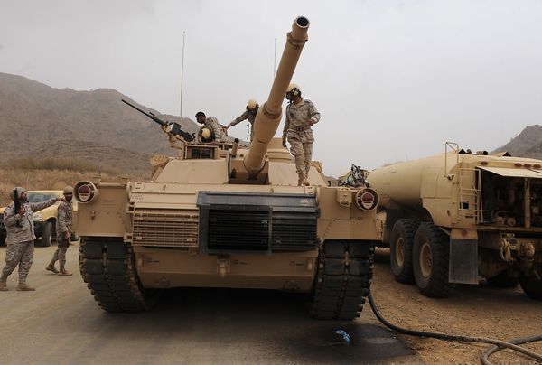 Saudi soldiers are seen on top of their tank deployed at the Saudi-Yemeni border, in Saudi Arabia's southwestern Jizan province, on April 13, 2015. Saudi soldiers are seen on top of their tank deployed at the Saudi-Yemeni border, in Saudi Arabia's southwestern Jizan province, on April 13, 2015. - Sputnik International