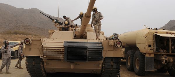 Saudi soldiers are seen on top of their tank deployed at the Saudi-Yemeni border, in Saudi Arabia's southwestern Jizan province, on April 13, 2015. Saudi soldiers are seen on top of their tank deployed at the Saudi-Yemeni border, in Saudi Arabia's southwestern Jizan province, on April 13, 2015. - Sputnik International