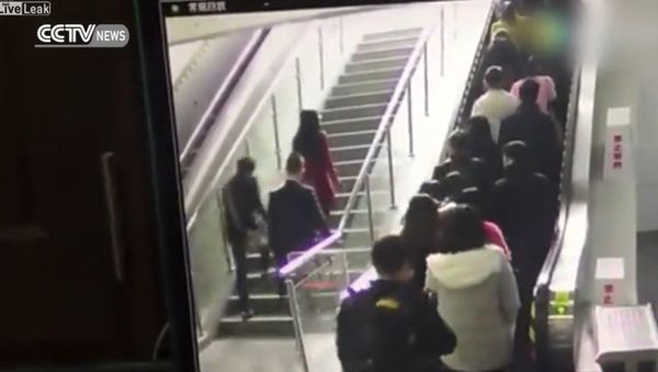 An escalator drops people - Sputnik International