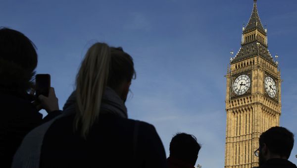 People are silhouetted against the sky as the pass the Big Ben bell tower at the Houses of Parliament in London, Britain February 22, 2016. People are silhouetted against the sky as the pass the Big Ben bell tower at the Houses of Parliament in London, Britain February 22, 2016. - Sputnik International