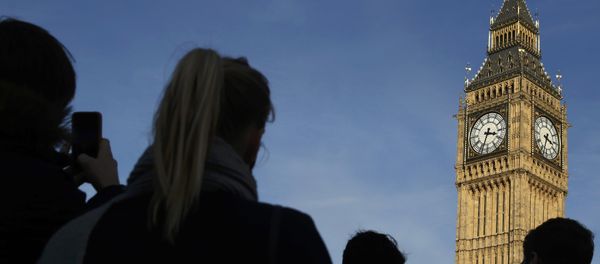 People are silhouetted against the sky as the pass the Big Ben bell tower at the Houses of Parliament in London, Britain February 22, 2016. - Sputnik International