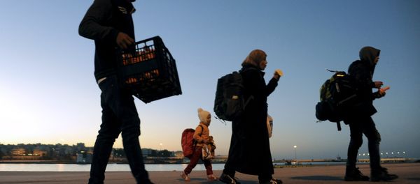 Refugees and migrants walk after disembarking from passenger ferry Blue Star1 at the port of Piraeus, near Athens, Greece, February 20, 2016. Refugees and migrants walk after disembarking from passenger ferry Blue Star1 at the port of Piraeus, near Athens, Greece, February 20, 2016. - Sputnik International