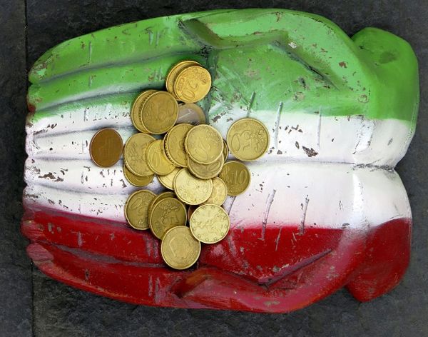 Euro coins seen on the figure of a pair of hands, which are painted in Italy's colour national colours, on the ground in downtown Rome. - Sputnik International