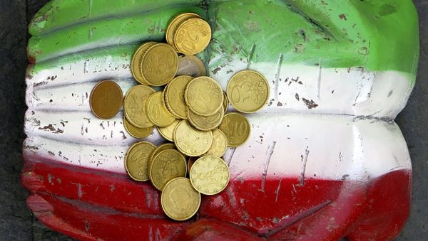 Euro coins seen on the figure of a pair of hands, which are painted in Italy's colour national colours, on the ground in downtown Rome. Euro coins seen on the figure of a pair of hands, which are painted in Italy's colour national colours, on the ground in downtown Rome. - Sputnik International