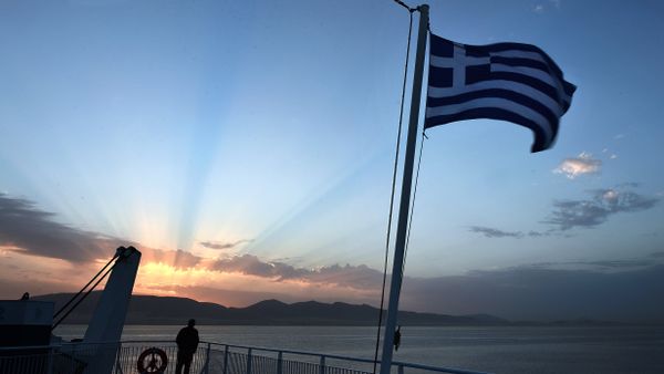 A man watches the sunrise from a ferry near the port of Piraeus on April 23, 2014. - Sputnik International