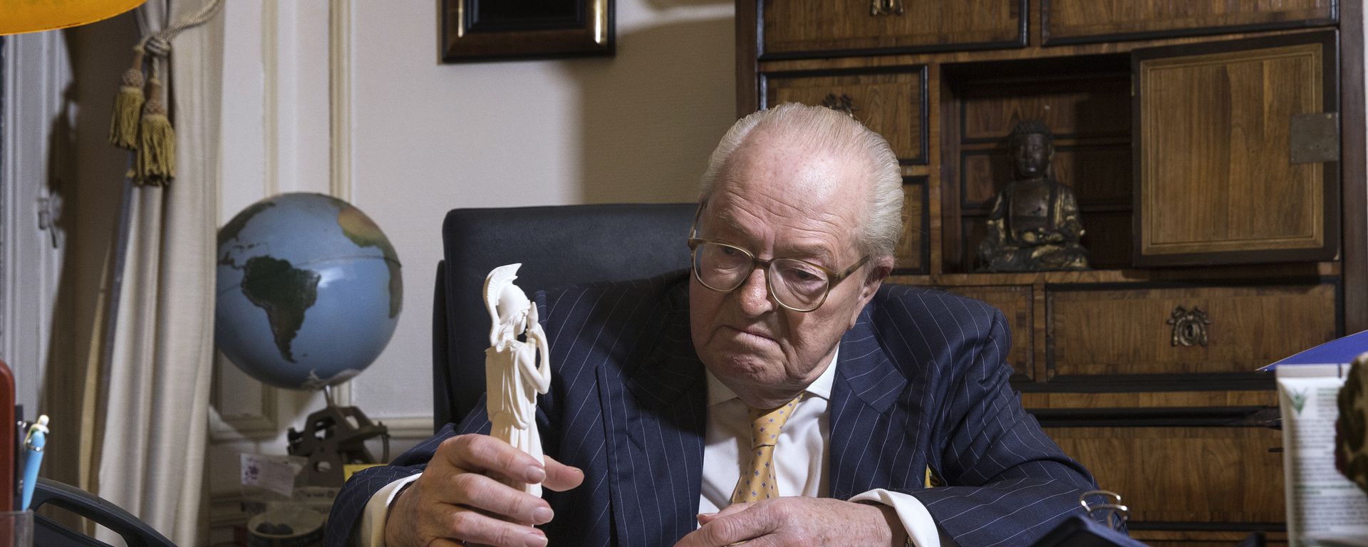 France's Front National (FN) party founder Jean-Marie Le Pen poses in Saint-Cloud, west of Paris, on 27 January 2016. France's Front National (FN) party founder Jean-Marie Le Pen poses in Saint-Cloud, west of Paris, on 27 January 2016. - Sputnik International, 1920, 15.01.2021