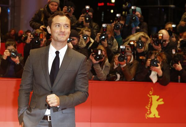 Actor Jude Law poses for photographers upon arrival at the red carpet of the film 'Genius' during the 2016 Berlinale Film Festival in Berlin - Sputnik International