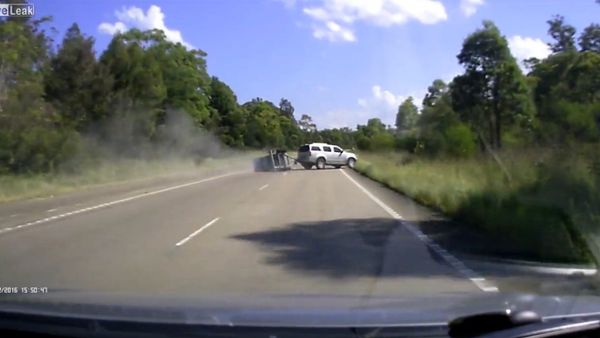 Trailer causes SUV to flip - Sputnik International