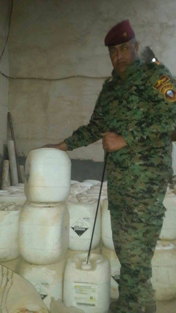 Iraqi soldier shows Daesh chemical weapons in Anbar province - Sputnik International