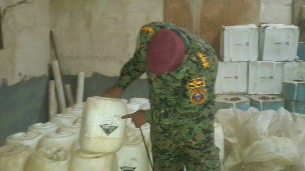 Iraqi soldier shows Daesh chemical weapons in Anbar province - Sputnik International