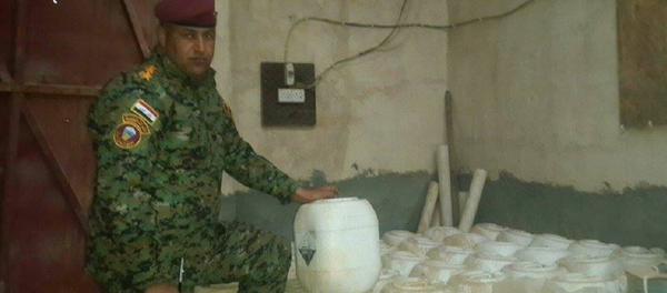 Iraqi soldier shows Daesh chemical weapons in Anbar province - Sputnik International