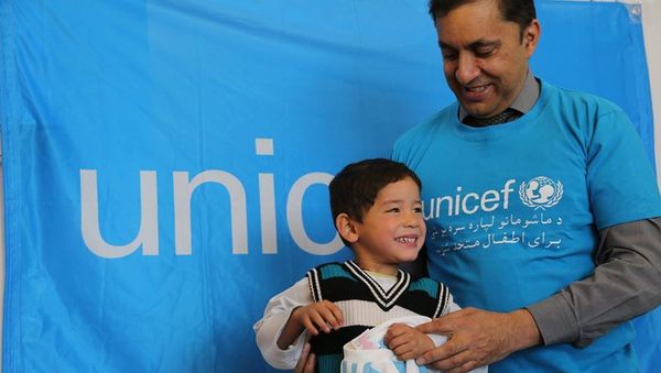 Murtaza Ahmadi with UNICEF Afghanistan Representative Akhil Iyer. - Sputnik International