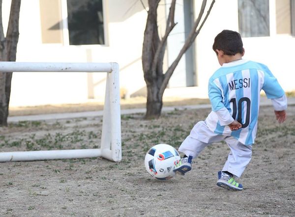 Murtaza Ahmadi can proudly show off the new signed jerseys and a football he received from UNICEF Goodwill Ambassador Leo Messi. - Sputnik International