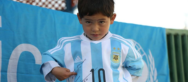 Murtaza Ahmadi can proudly show off the new signed jerseys and a football he received from UNICEF Goodwill Ambassador Leo Messi. - Sputnik International
