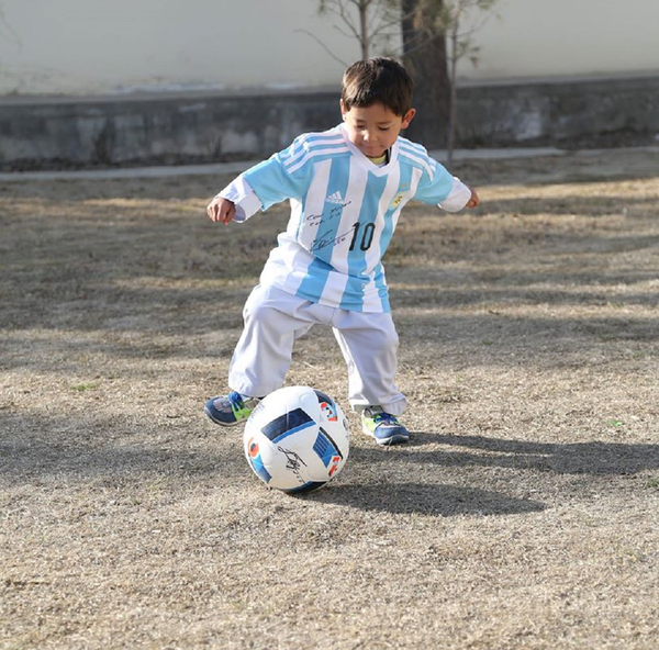 Murtaza Ahmadi can proudly show off the new signed jerseys and a football he received from UNICEF Goodwill Ambassador Leo Messi. - Sputnik International