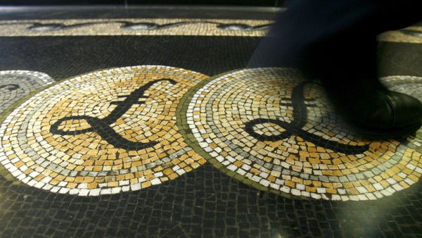 An employee is seen walking over a mosaic of pound sterling symbols set in the floor of the front hall of the Bank of England in London, in this March 25, 2008 file photograph. An employee is seen walking over a mosaic of pound sterling symbols set in the floor of the front hall of the Bank of England in London, in this March 25, 2008 file photograph. - Sputnik International