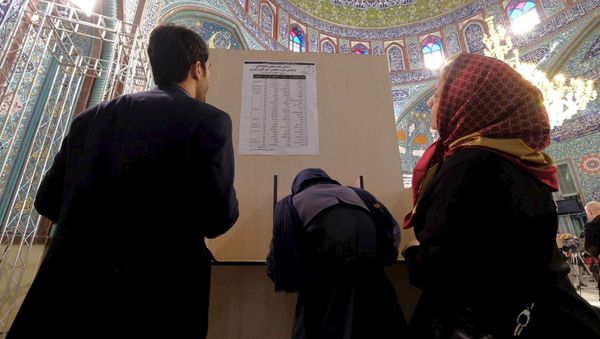 Iranians look at a list of candidates' names during elections for the parliament and Assembly of Experts, which has the power to appoint and dismiss the supreme leader, at a polling station in Tehran February 26, 2016 Iranians look at a list of candidates' names during elections for the parliament and Assembly of Experts, which has the power to appoint and dismiss the supreme leader, at a polling station in Tehran February 26, 2016 - Sputnik International