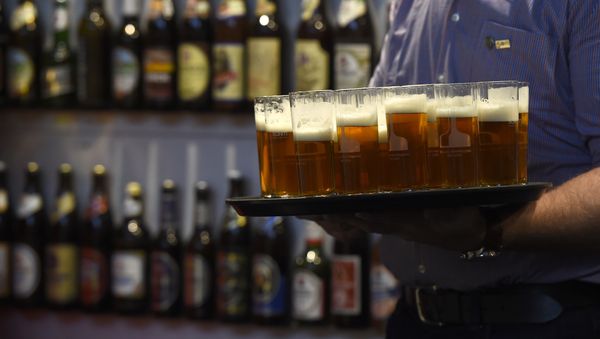 The major Cuban brewer Bucanero has been squeezed to import as many as three million cases of beer from the Dominican Republic as multitudes of American tourists traveling to the Island of Freedom have drunk stocks of the alcoholic beverage across the country dry - Sputnik International