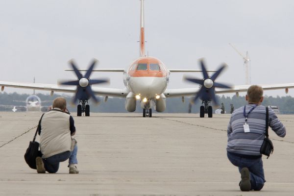 News photographers take pictures of an Ilyushin Il-114 passenger aircraft preparing to take off for a practice flight before the MAKS-2009 international aerospace show at the Zhukovsky Airfield News photographers take pictures of an Ilyushin Il-114 passenger aircraft preparing to take off for a practice flight before the MAKS-2009 international aerospace show at the Zhukovsky Airfield - Sputnik International