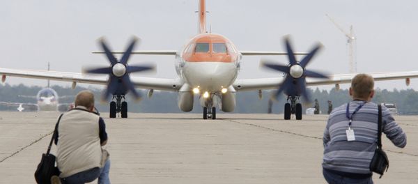 News photographers take pictures of an Ilyushin Il-114 passenger aircraft preparing to take off for a practice flight before the MAKS-2009 international aerospace show at the Zhukovsky Airfield News photographers take pictures of an Ilyushin Il-114 passenger aircraft preparing to take off for a practice flight before the MAKS-2009 international aerospace show at the Zhukovsky Airfield - Sputnik International