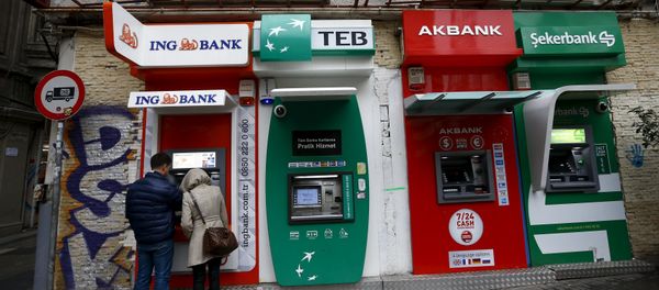 People withdraw money from an ATM at the main shopping and pedestrian street of Istiklal in central Istanbul, Turkey January 30, 2016 - Sputnik International