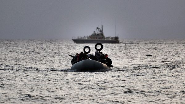 Refugees and migrants on a dinghy approach Mytilene on the northern island of Lesbos after crossing the Aegean sea from Turkey on February 19, 2016 - Sputnik International