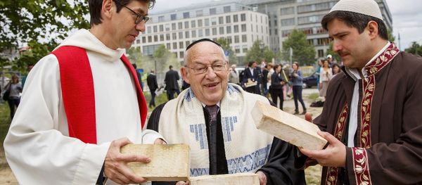 Leaders of the three religons that make up the interreligious house of prayer in Berlin Leaders of the three religons that make up the interreligious house of prayer in Berlin - Sputnik International