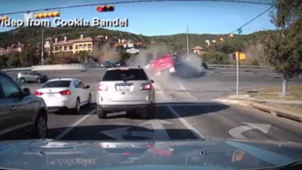 Dump Truck Smashes Into 3 Vehicles, Catches Fire - Sputnik International