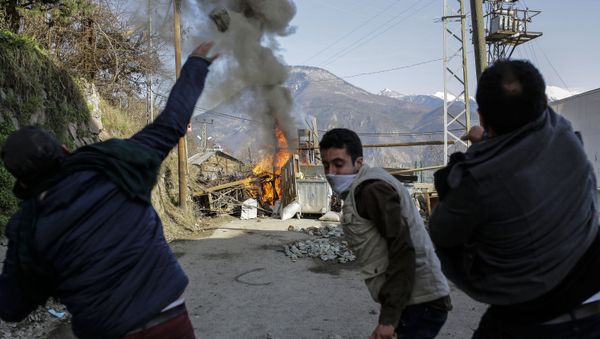 Turkish people clash with riot police during a protest against mine project on February 17, 2016, in northern Turkish city of Artvin - Sputnik International