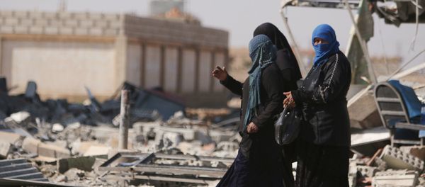 Women walk on rubble in al-Shadadi town, in Hasaka province, Syria February 26, 2016 - Sputnik International