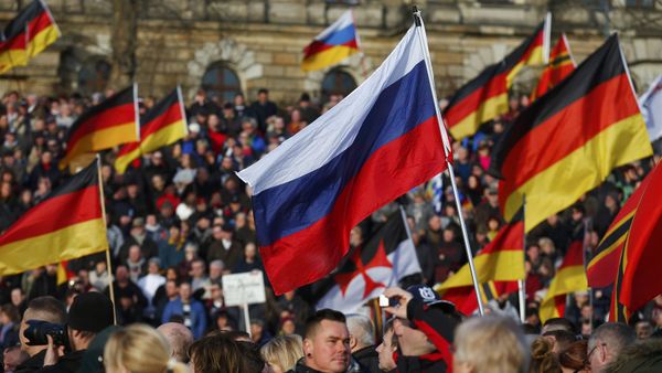 Supporters of the anti-Islam movement Patriotic Europeans Against the Islamisation of the West (PEGIDA) carry German and Russian flags during a demonstration in Dresden, Germany, February 6, 2016 Supporters of the anti-Islam movement Patriotic Europeans Against the Islamisation of the West (PEGIDA) carry German and Russian flags during a demonstration in Dresden, Germany, February 6, 2016 - Sputnik International