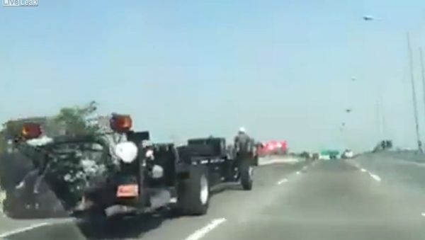 Man drives chassis of Bus on Motorway - Sputnik International