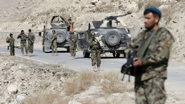 Afghan National Army (ANA) soldiers keep watch at a checkpost in Logar province, Afghanistan February 16, 2016 - Sputnik International