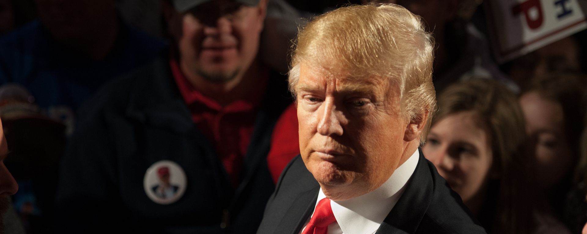Republican presidential candidate Donald Trump signs autographs for supporters at the conclusion of a Donald Trump rally at Millington Regional Jetport on February 27, 2016 in Millington, Tennessee Republican presidential candidate Donald Trump signs autographs for supporters at the conclusion of a Donald Trump rally at Millington Regional Jetport on February 27, 2016 in Millington, Tennessee - Sputnik International, 1920, 15.08.2023