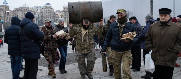 Participants of the People's Veche (Assembly) of radicals carry barrels and wood to make fire on Indepence Square in Kiev Participants of the People's Veche (Assembly) of radicals carry barrels and wood to make fire on Indepence Square in Kiev - Sputnik International