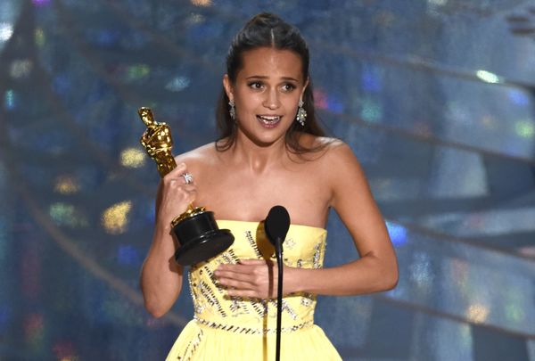 Alicia Vikander accepts the award for best actress in a supporting role for “The Danish Girl” at the Oscars. - Sputnik International
