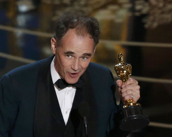 Mark Rylance accepts the Oscar for Best Supporting Actor for the movie Bridge of Spies at the 88th Academy Awards in Hollywood, California February 28, 2016. - Sputnik International