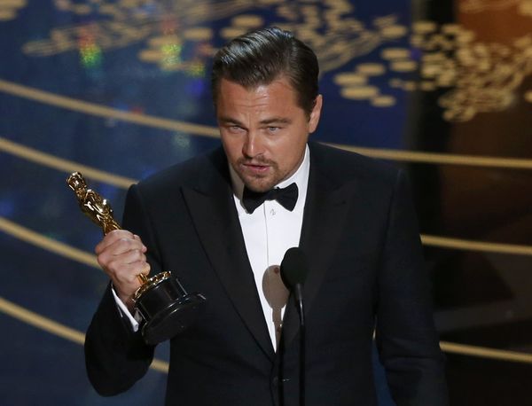 Leonardo DiCaprio accepts the Oscar for Best Actor for the movie The Revenant - Sputnik International