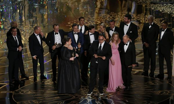 Producer Michael Sugar accepts the Oscar for Best Picture for his film Spotlight with his fellow producers and cast at the 88th Academy Awards in Hollywood - Sputnik International