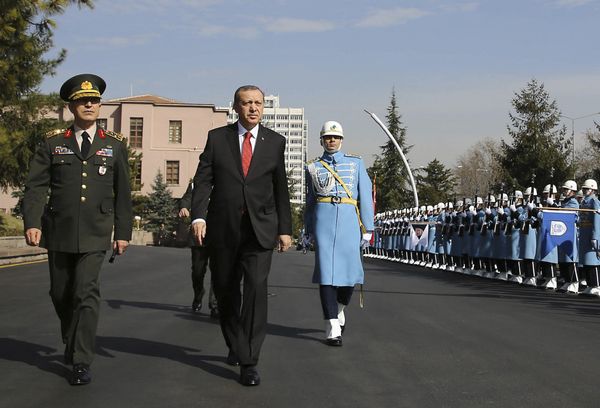 Turkish President Recep Tayyip Erdogan, centre, accompanied by Turkish Forces' Chief of Staff Gen. Hulusi Akar, left, reviews a honour guard Thursday Feb. 18, 2016 - Sputnik International